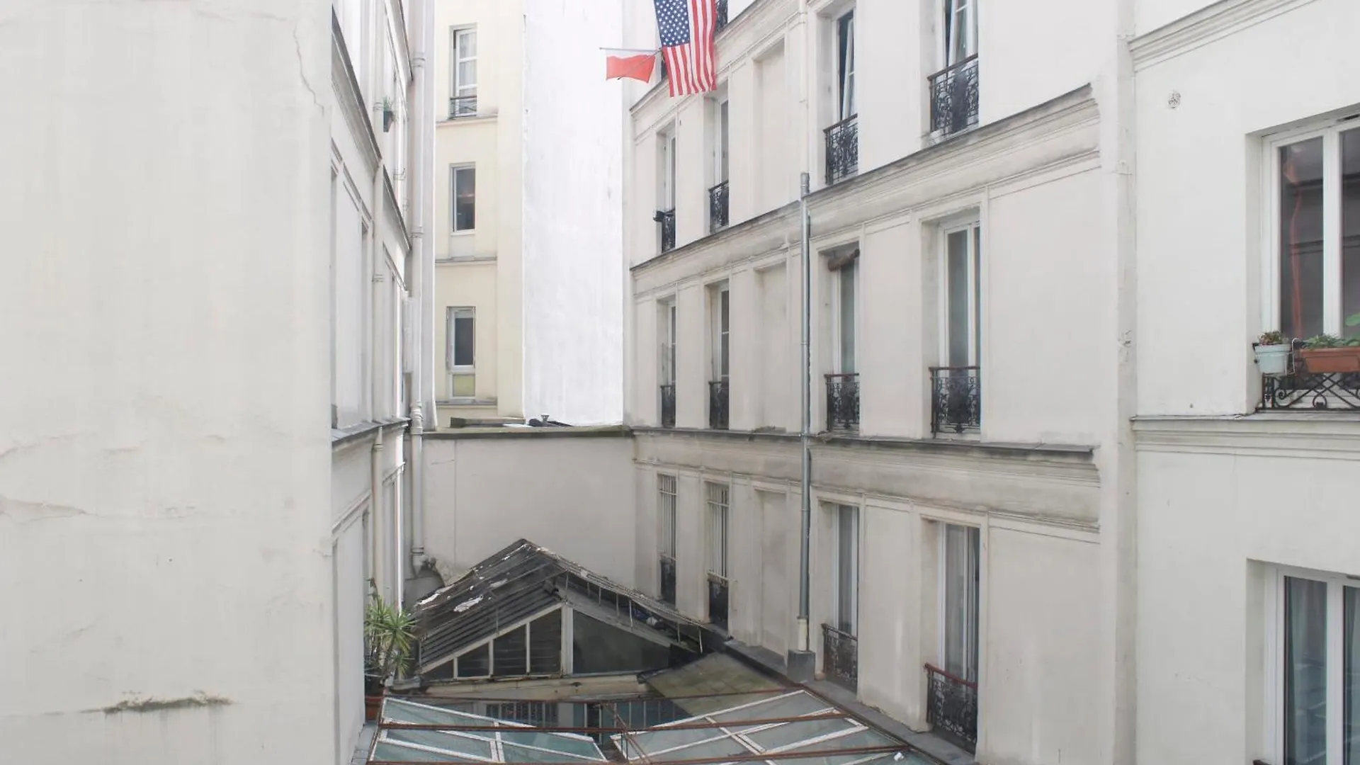 Charming T2 Near Montmartre Apartment *